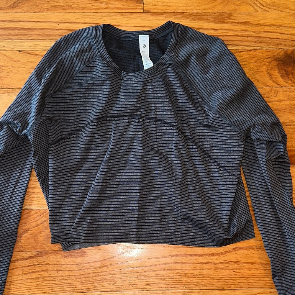 Lululemon Swiftly Tech Long Sleeve Crop Top